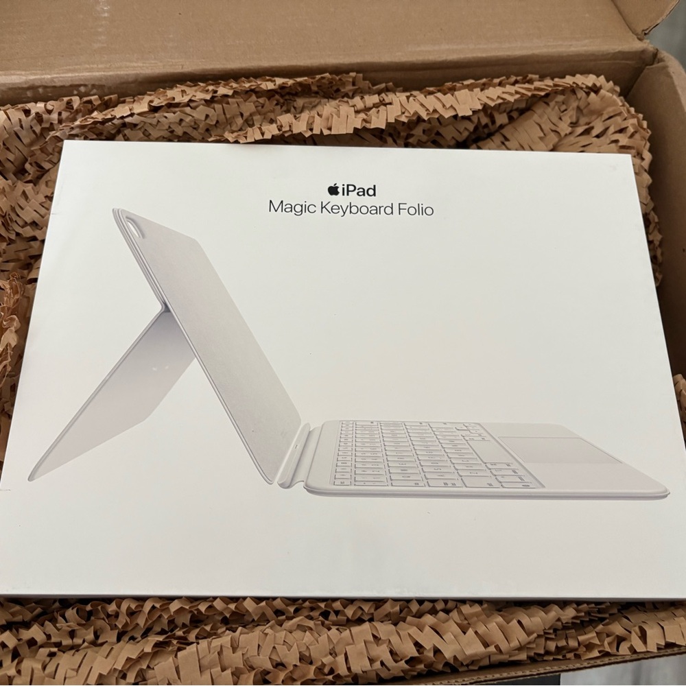 Apple iPad Magic Keyboard Folio - Elegant White